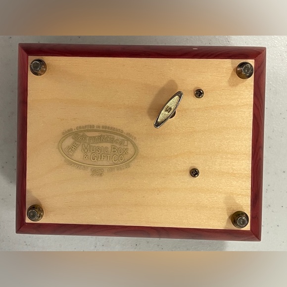 RARE Vintage "Ercolano" Hand Crafted High Gloss Red Wood Music Box. - Picture 4 of 6